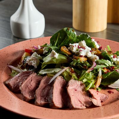 Стейк-салат с телятиной, шампиньонами и сыром фета в Restobar Бекон по цене 820 ₽