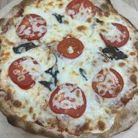 Пицца римская Маргарита с томатами в Огонь & Тесто