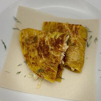 Кесадилья с ветчиной и чеддером в БургерКорт & Sowa по цене 400 ₽