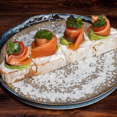 Форель слабой соли с кремом из сыра и авокадо в Трактир Колесо по цене 654 ₽