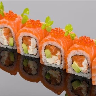 Ролл из лосося, тигровой креветки с сыром филадельфия в Bluefin по цене 2420 ₽