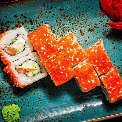 Ролл Калифорния с лососем в Суши Море Мото по цене 488 ₽