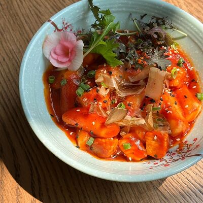 Токпокки с лососем в томатном соусе в Domo по цене 820 ₽