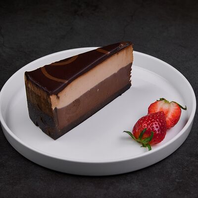 Чизкейк Три шоколада в Level kitchenbar по цене 470 ₽