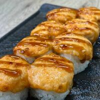 Запеченный с окунем в Hiro суши-бар