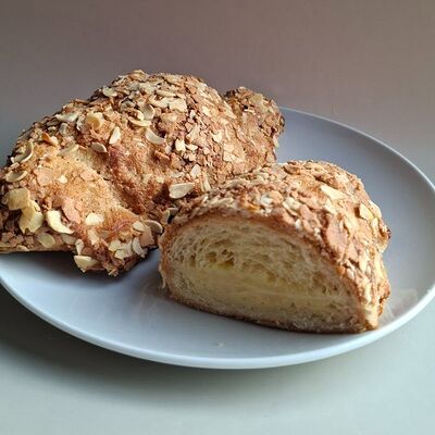 Королевский круассан с миндальным кремом в Круассан Дорэ по цене 340 ₽