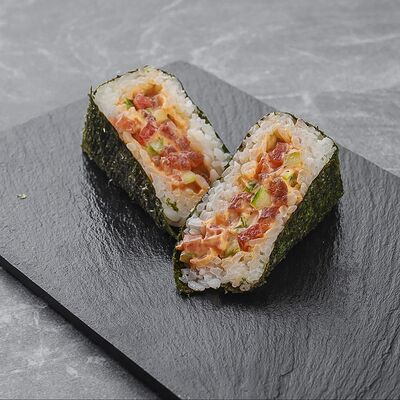 Онигири с тунцом в Rolls Bar по цене 195 ₽
