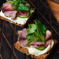 Ростбиф, сырный крем и маринованные овощи в Есть Today