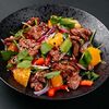 Тёплый салат с говядиной и апельсинами в Umami по цене 690