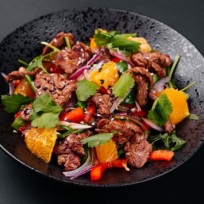 Тёплый салат с говядиной и апельсинами в Umami по цене 690 ₽