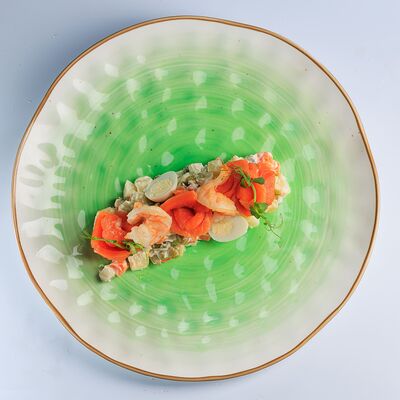 Салат Оливье с форелью с/с и креветками в Семейный ресторан Tiki&Taki по цене 650 ₽