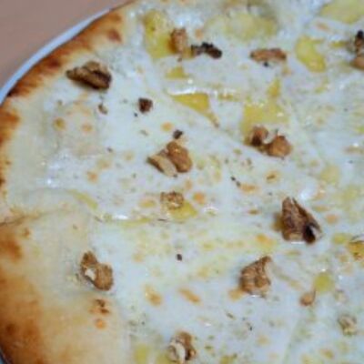 Пицца с голубым сыром и грушей в Оазис кафе по цене 770 ₽