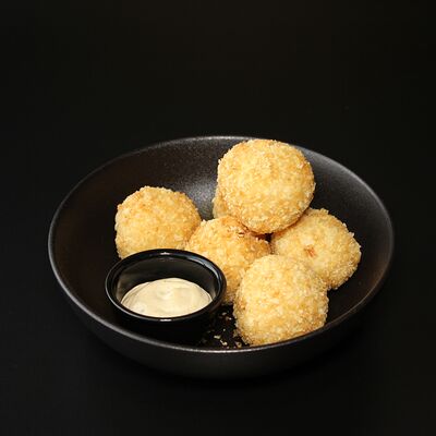 Сырные шарики с чесночным соусом в Оsaka по цене 360 ₽