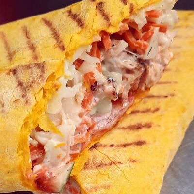 Шаурма с курицей в сырном лаваше в Loveaш по цене 330 ₽