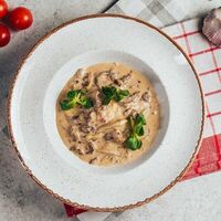 Бестроганов из говядины с картофельным пюре в Tutta La Vita