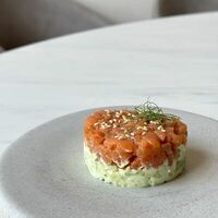 Тар-тар из лосося с авокадо и крем-сыром в Prana