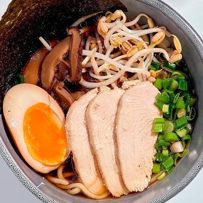 Рамэн на мисо бульоне с курицей в Рамен & Роллы Там Сям по цене 649 ₽
