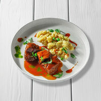 Телячьи щечки с мятым картофелем и соусом демиглас в Перчини