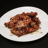 Куриные крылья BBQ M в Harats Pub по цене 978