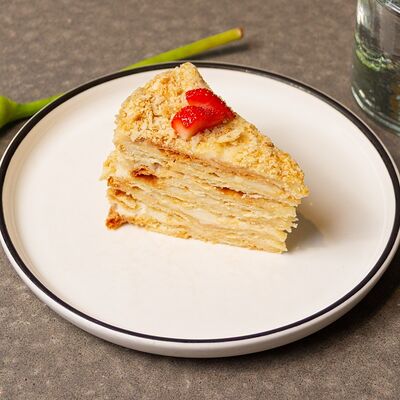 Наполеон с клубникой, кусочек в Breakfast House по цене 550 ₽