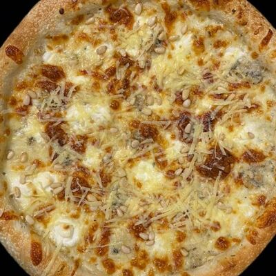 Пицца Четыре сыра в АмиРолл по цене 932 ₽