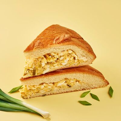 Пирог с луком и яйцом в Люди Любят по цене 94 ₽