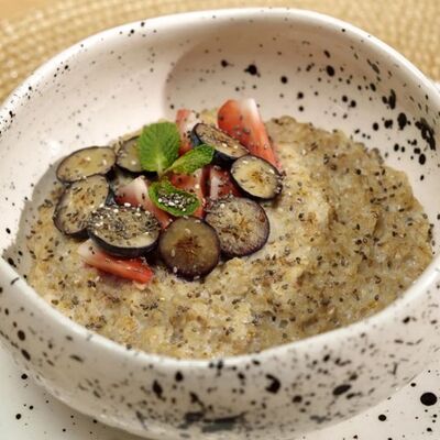 Овсяная каша с ягодамив En Ferio по цене 380 ₽