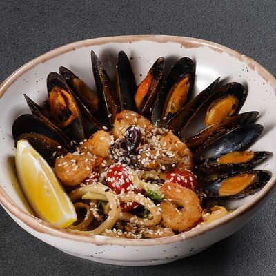 С морепродуктами в пикантном соусе в Акватория по цене 1205 ₽