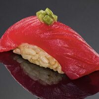 Тунец Еллоуфин с маринованным стеблем васаби в Bluefin