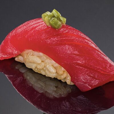 Тунец Еллоуфин с маринованным стеблем васаби в Bluefin по цене 360 ₽