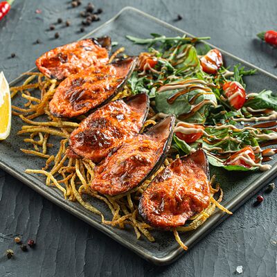 Запечённые мидии Киви с пикантным острым соусом в Гвозди по цене 780 ₽