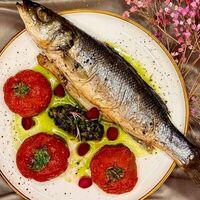 Сибас с печеными томатами и жемчужным луком в MON PARIS