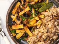 Бефстроганов с картофельным пюре в Mojo