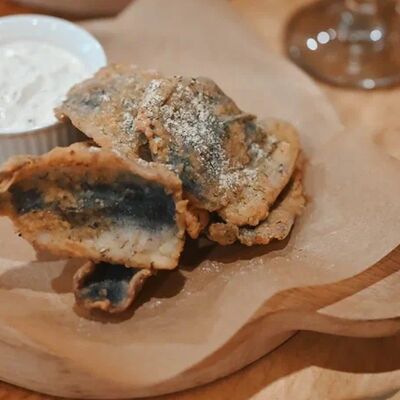 Ряпушка фри с соусом тартар в Библиотека по цене 570 ₽