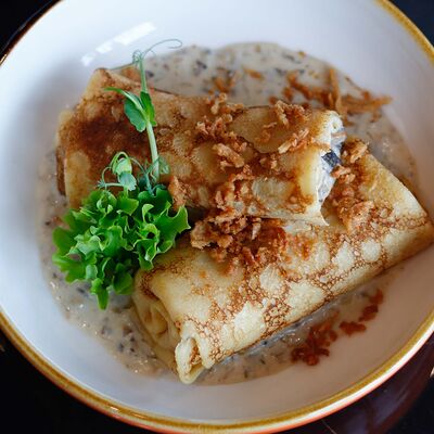 Блинчики с курицей и грибами в соусе из белых грибов в Bun по цене 450 ₽