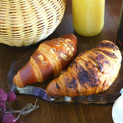 Круассан с миндалем и кремом в MisLavnes по цене 100 ₽