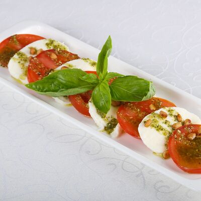 Салат Капрезе в Мансарда по цене 480 ₽