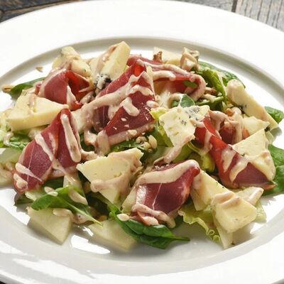 С копчёной уткой, грушей и сыром блю в Дача по цене 900 ₽