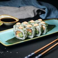 Ролл с лососем и зеленью в Afishasushi