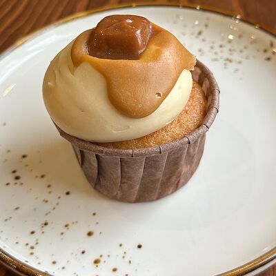Капкейк с соленой карамелью в Мечтай кофейня по цене 289 ₽