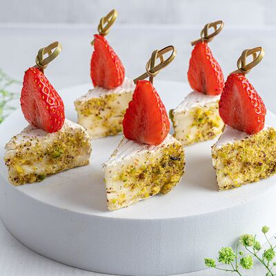 Нежность камамбера с клубникойв KanapeFest по цене 2750 ₽