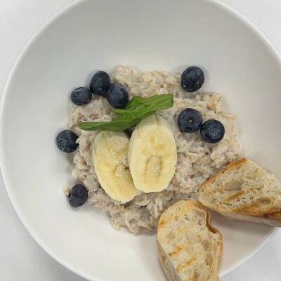 Каша овсяная с голубикой, бананами и чиабаттой в X fit - кафе по цене 300 ₽