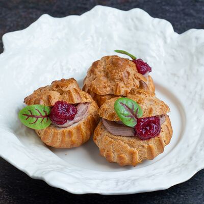 Профитроли с паштетом из фуа-гра и куриной печени в Груша по цене 1584 ₽