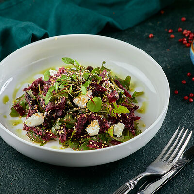 Салат с запеченной свеклой и рукколой в Тбилисити по цене 450 ₽