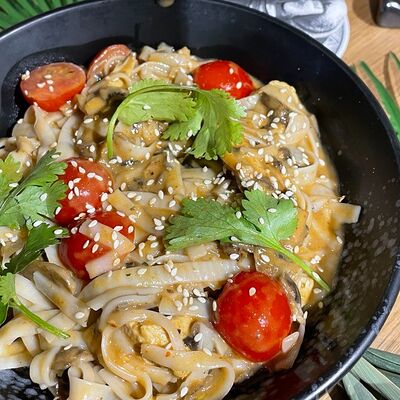 Рисовая лапша Том Ям с курицей в Wok Street по цене 589 ₽