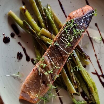 Жареная форель со спаржей и бальзамическим кремом в Йохан-Пивохан по цене 1500 ₽