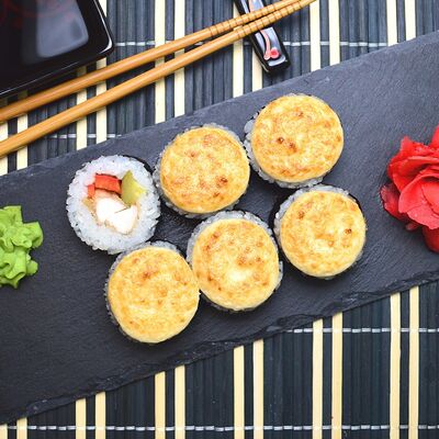 Запеченный ролл Мацумота в 4 Лосося по цене 399