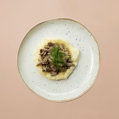 Бефстроганов с картофельным пюре в Романовская пекарня по цене 1300 ₽