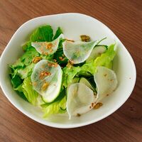 Зеленый салат с дайконом и крем-фетой в Itameshi