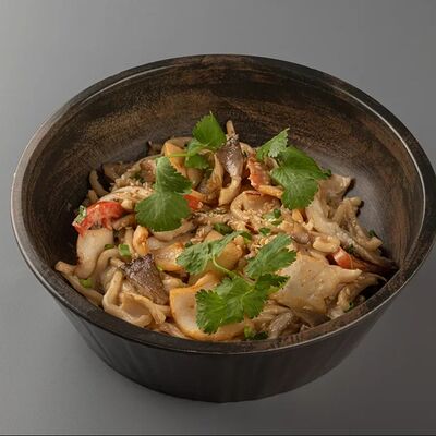 Удон с кальмаром в перечном соусев Том Янг Бар по цене 620 ₽